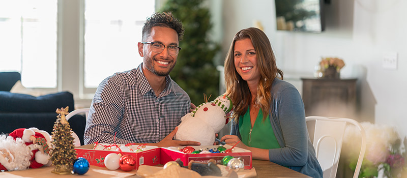 couple packing holiday decorations